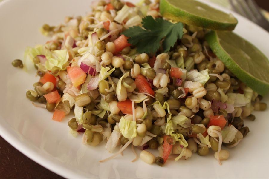 ছোলা দিয়ে স্যালাড  স্প্রাউট স্যালাড বা কল ওঠা ছোলা দিয়ে স্যালাড নিয়ে যেতে পারেন টিফিনে। সঙ্গে একটু কুঁচো পিঁয়াজ,  টমেটো মিশিয়ে নিন। যোগ করুন লেবুর রস,  অল্প ভাজা মশলা,  বিট নুন বা চাট মশলা। ভাল করে সব দিয়ে মিশিয়ে দিলেই ১০ মিনিটে তৈরি আপনার টিফিন। 