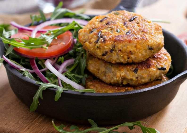 সবজির কাটলেট- বিট,  পালং শাক,  পেঁয়াজ,  চিনে বাদাম, আদ,  রসুন এবং কাঁচা লঙ্কা সব মিক্সিতে দিয়ে একটি মিশ্রণ বানিয়ে নিন। এ বার তাতে দুই থেকে তিন টেবিল ওটস মিশিয়ে নিন। তার পর মিশ্রণটিকে কাটলেটের আকার দিয়ে ভেজে নিন। তবে খুব কম তেলে ভাজবেন বা সম্ভব হলে ‘এয়ার ফ্রায়ার’ ব্যবহার করতে পারেন। 