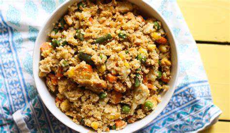 কিনোয়া উপমা- সিদ্ধ করা কিনোয়া অল্প ঘিতে দিয়ে নেড়ে নিন। সঙ্গে স্বল্প সর্ষে দানা,  কারি পাতা, কুঁচো পিঁয়াজ এবং লঙ্কা মিশিয়ে ভাল করে কিছুক্ষণ নেড়ে নিলেই তৈরি আপনার টিফিন। চাইলে আপানার পছন্দের সবজি মিশিয়ে নিতে পারেন।