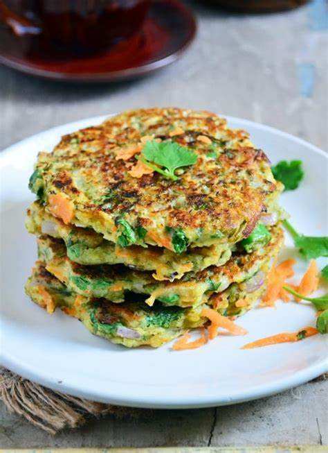 মুগ ডালের ছিলা- ভিজিয়ে রাখা মুগ ডাল, কুঁচনো আদা,  কুঁচনো গাজর,  কাঁচা লঙ্কা এবং এক চিমটে হলুদ দিয়ে একটি মিশ্রণ তৈরি করে নিন। একটি প্যানে অল্প তেল দিয়ে করে নিন ছিলা। অলিভ তেলে রান্না করলে আরও ভাল। সঙ্গে একটু সবুজ চাটনি করে নিলেই তো কথাই নেই,  আপনার টিফিন জমে ক্ষির।