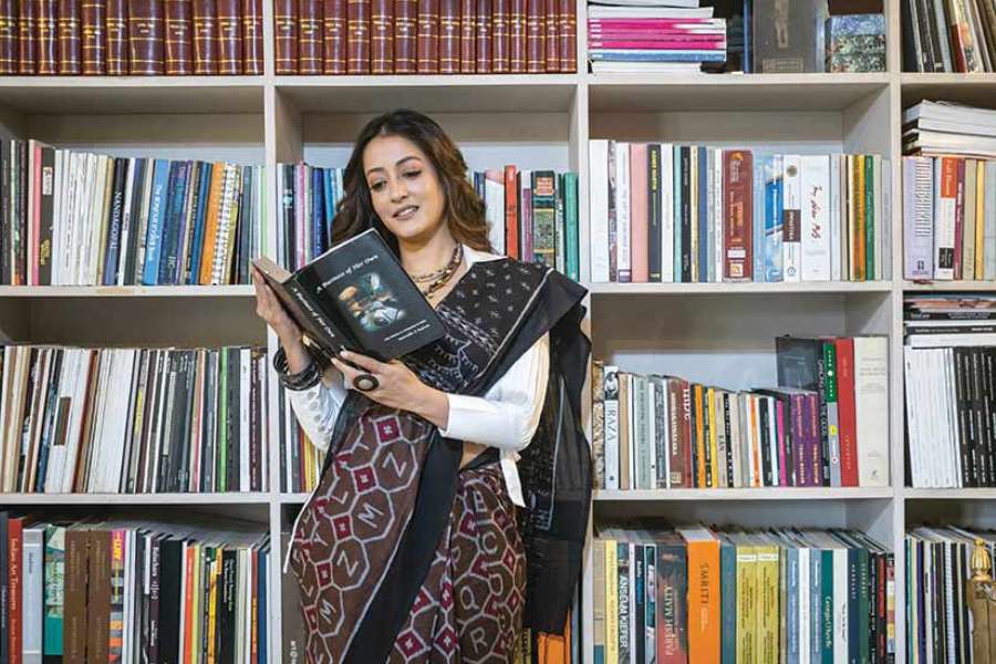 তাই আনন্দবাজার অনলাইনের সঙ্গে সিমা আর্ট গ্যালারি ঘুরে দেখলেন অভিনেত্রী রাইমা সেন। 