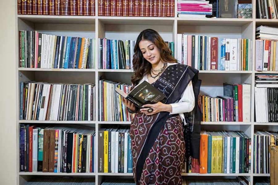 গয়না হিসেবে গলায় পরেছেন বেশ কয়েকটি ডোকরা ও বিডসের কাজ করা হার। কানে কিছু না পরলেও তাঁর হাতে ছিল আদিবাসীদের নিজস্ব ধাঁচে গড়া চুড়ি আর আংটি। 