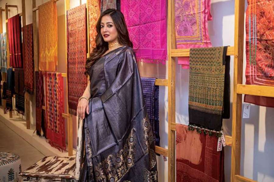 তার সঙ্গে ফুশিয়া রঙের কটকটে উজ্জ্বল ব্লাউজ পরেই বাজিমাত তাঁর সাজের। পিঠঢাকা হলেও,  তাতে সাজের আবেদনে বিন্দুমাত্র খামতি চোখে ধরা পড়েনি। 