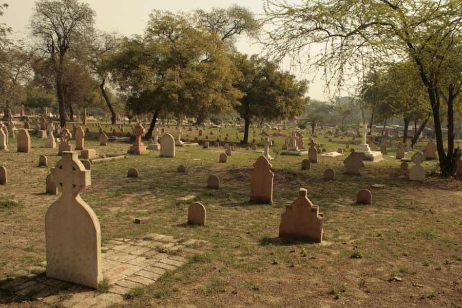 আপাতদৃষ্টিতে দিল্লির নিকোলসন সেমেটারি বা কাশ্মীর গেট গোরস্থানের সঙ্গে অন্য গোরস্থানের তেমন কোনও পার্থক্য চোখে পড়বে না। শান্ত প্রকৃতির মাঝখানে সারি সারি পুরনো সমাধি এক বিষণ্ণ-গম্ভীর পরিমণ্ডল তৈরি করে রেখেছে। কিন্তু এই আপাত-শান্তির পিছনেই রয়েছে বহু কাল ধরে চলে আসা এক কাহিনি। এবং সোজা বাংলায় বলতে গেলে, গল্পটি মোটেই ‘সুবিধের’ নয়।