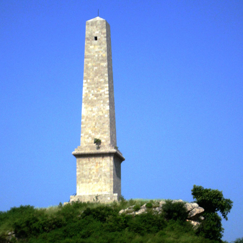 বর্তমান পাকিস্তানের মারগালা গিরিপথের কাছে তাঁর স্মৃতিস্তম্ভ নির্মাণ করায় ব্রিটিশ রাজ। স্বদেশেও একাধিক জায়গায় তাঁর মূর্তি স্থাপিত হয়।