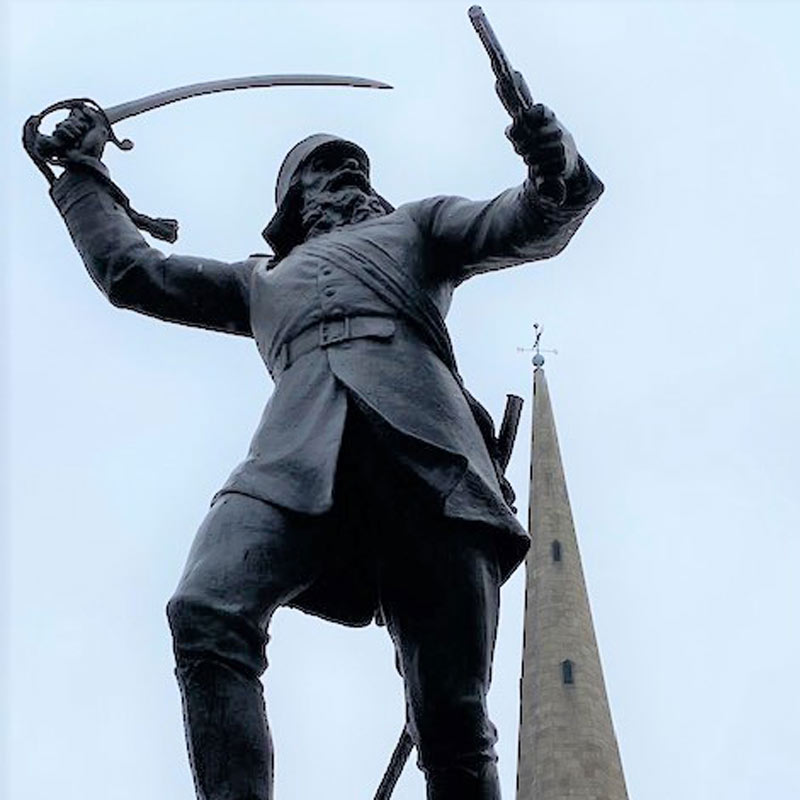 নিকোলসনের ‘প্রেত’ সংক্রান্ত এই গল্প কি ইংরেজদের দিল্লি বিজয়ের স্মৃতিকেই বহন করে চলেছে? কোম্পানির দিল্লি দখলের ঘটনা ভারতের ইতিহাসে এক ভয়ঙ্কর নিষ্ঠুরতার অধ্যায়। অগণিত মানুষের রক্তপাতের পর দিল্লি কোম্পানির দখলে আসে। কিন্তু নিকোলসন নিজে সেই গণহত্যার সময় জীবিত ছিলেন না। কিংবদন্তির উপসংহারে এমন কথাও বলা হয় যে, তিনি জীবিত থাকলে ব্রিটিশ সেনা সেই বিপুল নিষ্ঠুরতা দেখাতে পারত না। কারণ, ভারত সম্পর্কে যত বিদ্বেষই পোষণ করুন না কেন, নিকোলসন ছিলেন বীর। নিরীহ মানুষের উপরে অবলীলাক্রমে নির্যাতন তিনি হতে দিতেন না।