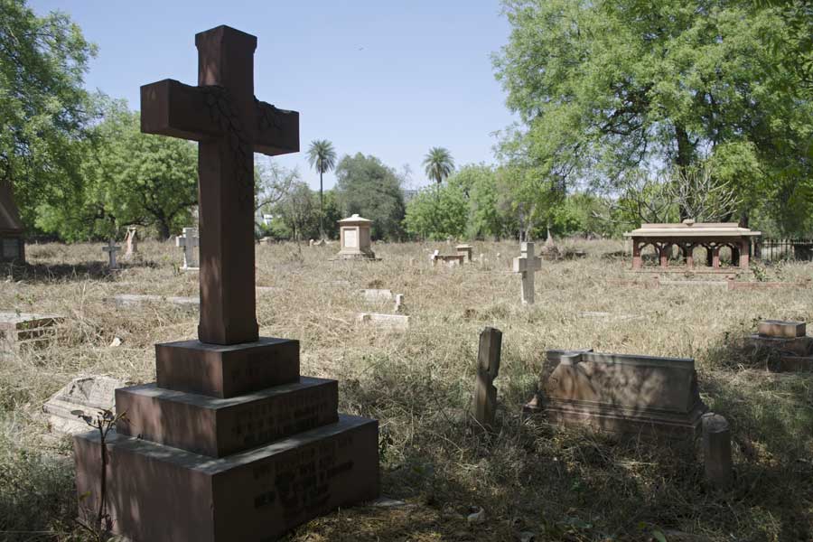 কাশ্মীর গেট গোরস্থান আজ ভূতসন্ধানীদের কাছে এক আকর্ষণীয় স্থান। গভীর রাতে সেখানে নিকোলসনের অশ্বারোহী প্রেতকে দেখা যাক বা না-যাক, ভূতান্বেষীর দল প্রায়শই হানা দেন সেখানে। দিল্লির ‘ঘোস্ট ট্যুরিজ়ম’-এর এক বিশেষ কেন্দ্র এই গোরস্থান।