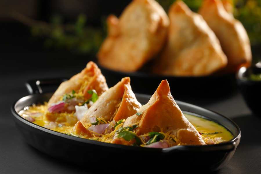 বাঙালির সকাল হোক বা সন্ধ্যে, শিঙাড়া থাকলে জমে যাবেই! চায়ের সঙ্গে 'টা' হিসেবে কিংবা বাড়িতে অতিথি এলে মিষ্টির সঙ্গে, রান্নায় আলুর মতোই যে কোনও জায়গায় খাপে খাপ শিঙাড়া। 