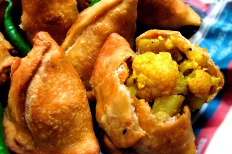 এ হেন শিঙাড়ার রয়েছে হরেক রকমফের। কোথাও তাতে আলুর পুর, কোথাও আবার ডালের। রয়েছে মাংসের শিঙাড়াও। 