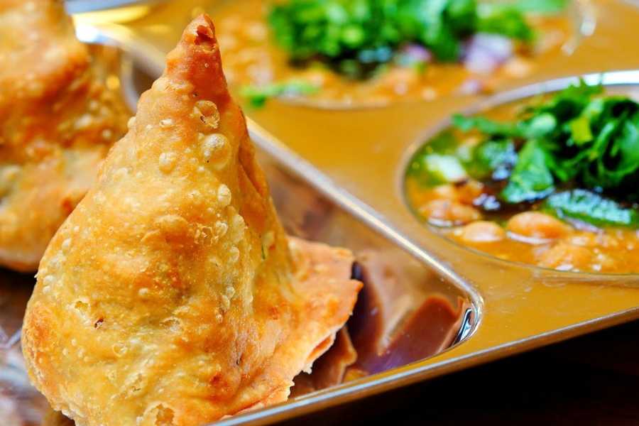 এমনকি আলুর পুরেও রয়েছে প্রকারভেদ। কোথাও পুর বানানো হয় কসুরি মেথি দিয়ে, তো কোথাও বাদাম দিয়ে। মাড়োয়ারি দোকানের শিঙাড়া আর বাঙালি দোকানের শিঙাড়াতেও কিন্তু রয়েছে ফারাক।