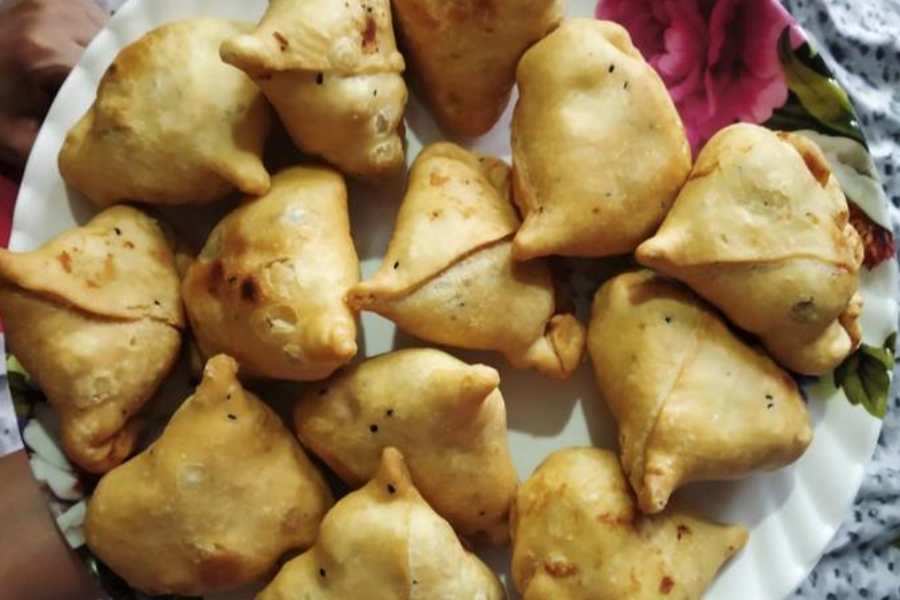 কিন্তু কোথায় পাওয়া যায় কেমন শিঙাড়া? কলকাতার সেই তেকোনা খাজানার হদিস নিয়ে হাজির আনন্দবাজার অনলাইনের এই প্রতিবেদন।