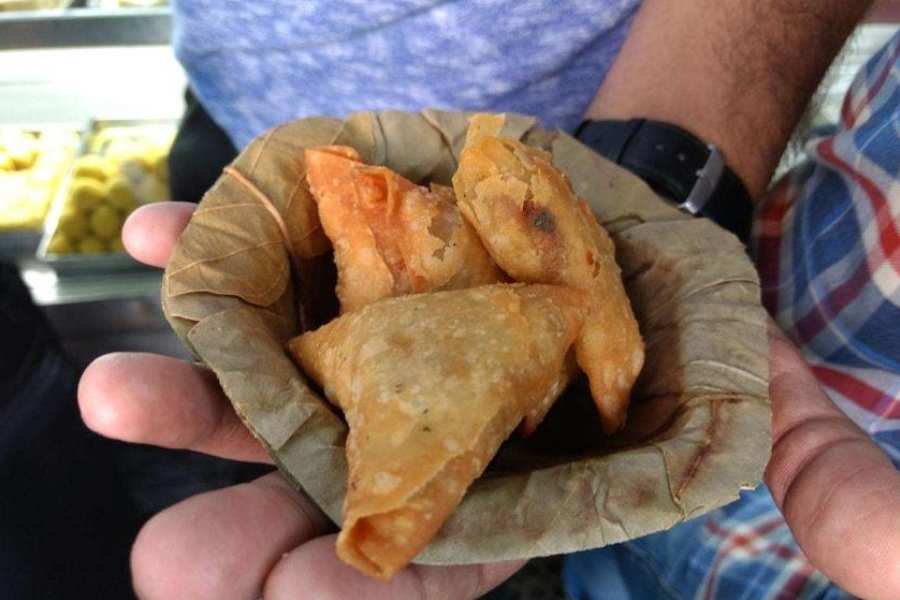 নিউ সৌরাষ্ট্র নিমকি হাউস, ভবানীপুর: এই দোকানের পেঁয়াজের শিঙাড়া খেতে ভালবাসেন না, এমন মানুষ পাওয়া ভার। বাইরেটা মুচমুচে আর ভিতরে আলু এবং পেঁয়াজের পুর। আহা, শুনলেই যেন জিভে জল! 