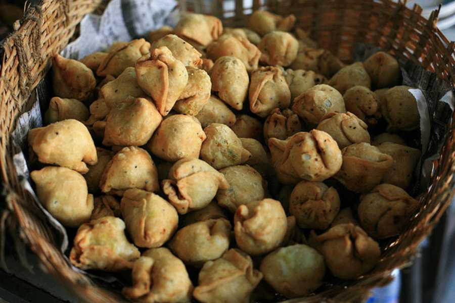 মহারাণী, লেক মার্কেট: শরৎ বসু রোডের এই বিখ্যাত দোকানের কচুরি তো বটেই, শিঙাড়াও কিন্তু বেশ জনপ্রিয়। সঙ্গে এঁদের চা স্পেশাল চা খেতে ভুলবেন না কিন্তু। 