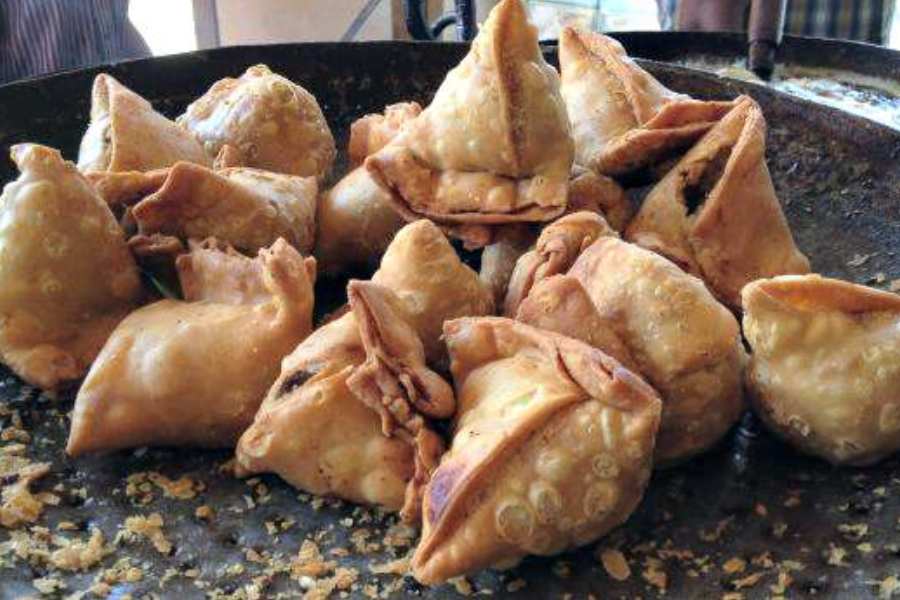  রেলিশ, ভবানীপুর: ভবানীপুরের আর একটি বিখ্যাত শিঙাড়ার ঠিকানা। আলু খেতে যদি ভাল না বাসেন, তা হলে বরং ঢুঁ মারুন এই দোকানে। মুগ ডালের পুরের এইশিঙাড়া আপনার ভাল লাগবেই। 