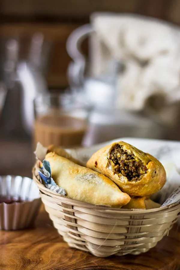 আপনজন, কালীঘাট: ভাজাভুজির কথা উঠলেই মুখে মুখে ফেরে এই দোকানের নাম। তবে এখানে কিন্তু শিঙাড়া মানে মাংসের শিঙাড়া। পাঁঠার মাংসের কিমা করে তৈরি করা হয় পুর। বিক্রিতে একেবারে হট কেক!