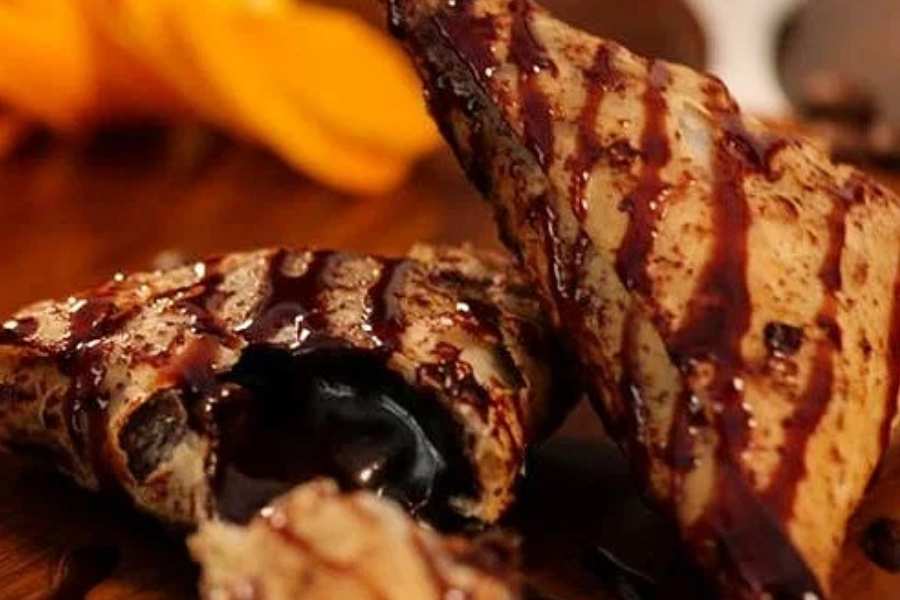  তামারা, পিপল ট্রি হোটেল, রাজারহাট: নোনতা শিঙাড়া তো অনেক খেয়েছেন। কিন্তু চকোলেট শিঙাড়া খেয়েছেন কি? এখানকার চকোলেট হেজেলনাট শিঙাড়া এক বার চেখে দেখবেন নাকি? 