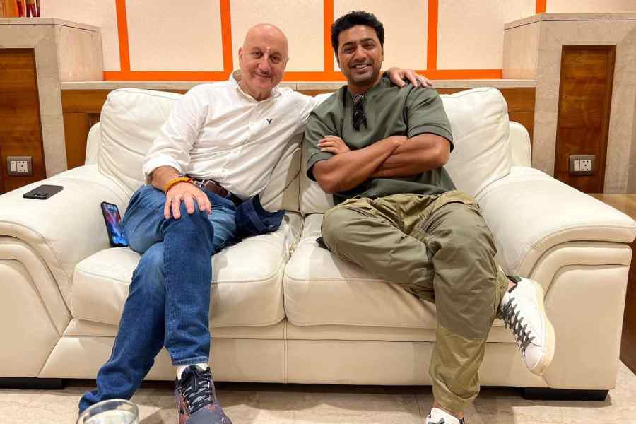 Bollywood actor Anupam Kher post a photo with actor Dev and wishes him good luck for his upcoming movie Bagha Jatin