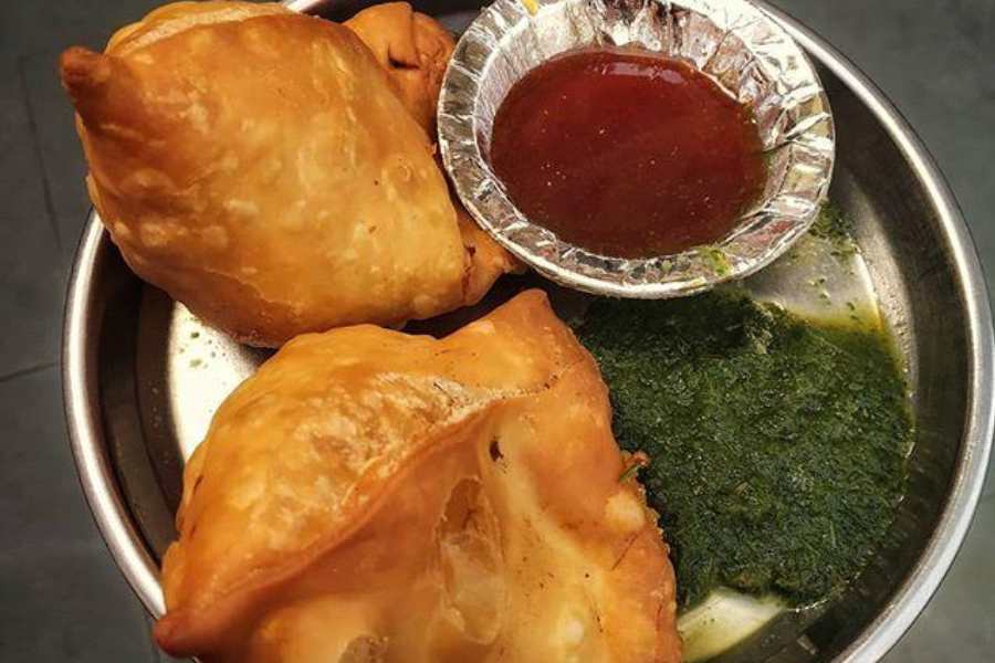 তিওয়ারি ব্রাদার্স, নিউ আলিপুর: সিঙারার কথা হলে এই দোকানের কথা উঠবেই। ঘি এবং আমচুর পাউডার দিয়ে তৈরি হয় পুর। এঁদের বাদ দিলে অসম্পূর্ণ থেকে যায় কলকাতার শিঙাড়ার ইতিকথা। 