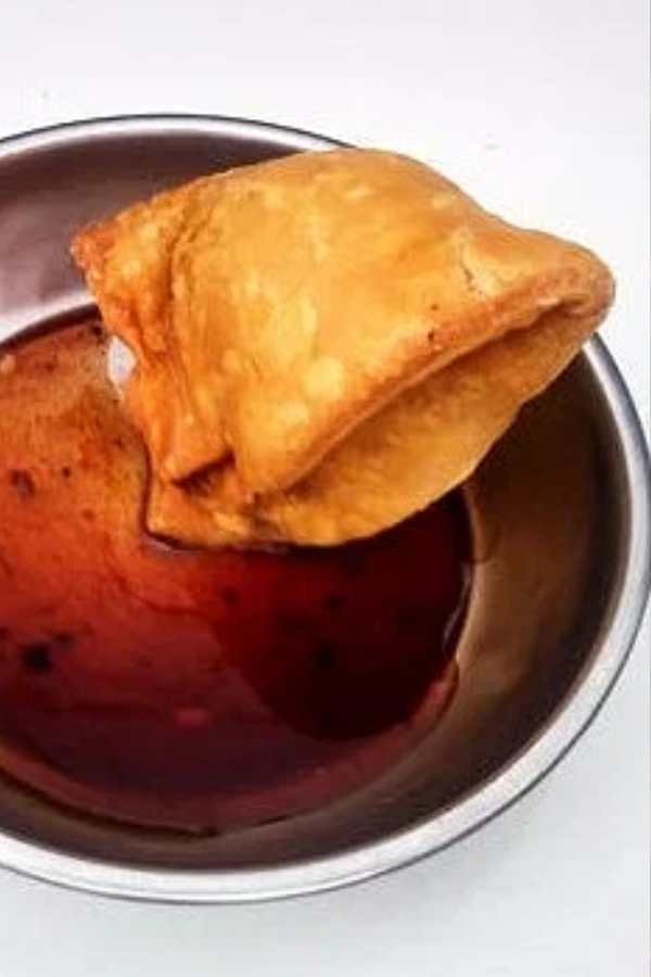 সুফিয়া, বড়বাজার: বড় বাজারের এই দোকানের মূল আকর্ষণ হল মাংসের শিঙাড়া। এবং তা হল গরুর মাংসের শিঙাড়া। 