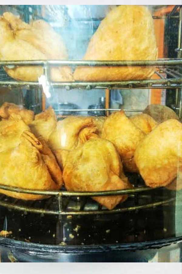 শ্রীকৃষ্ণ মিষ্টান্ন ভাণ্ডার, ভবানীপুর: ভবানীপুরের এই দোকানের কচুরির মতো শিঙাড়াও বেশ সুস্বাদু। তবে মূল আকর্ষণ কিন্তু চাইনিজ শিঙাড়া। চাউমিন, সবজি, পনিরের মিলিজুলি পুরের এই শিঙাড়ার স্বাদই আলাদা!