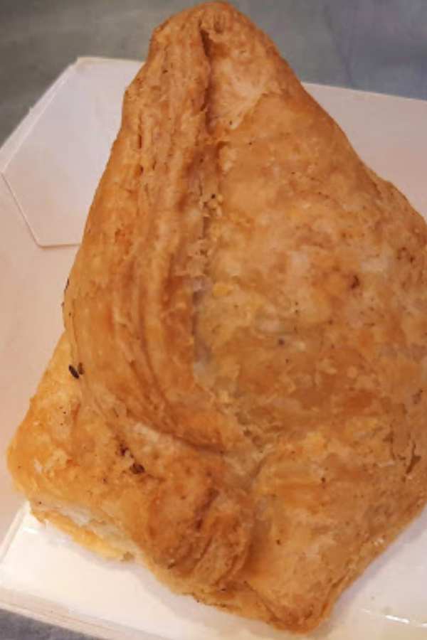 শর্মা স্ন্যাক্স, ভবানীপুর: কলকাতাবাসী সাধারণত এই দোকানের শিঙাড়াকে বম শিঙাড়া বা শিঙাড়া বম বলে ডাকে। উত্তর ভারতীয় কায়দায় তৈরি এই শিঙাড়ার পুরে জিরে গুঁড়োর ব্যবহার স্বাদ যেন আরও বাড়িয়ে দেয়। সঙ্গে এঁদের লস্যিও চেখে দেখতে পারেন। 