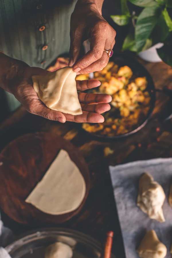 বাঙালি শিঙাড়ার দোকান: হরেক শিঙাড়ার গল্প তো হল। তাই বলে খাঁটি বাঙালি শিঙাড়ার স্বাদ তো আর ভুলে যাওয়া যায় না! যতই অন্য স্বাদের শিঙাড়া খান না কেন, বাঙালি শিঙাড়ার মহিমাই আলাদা।