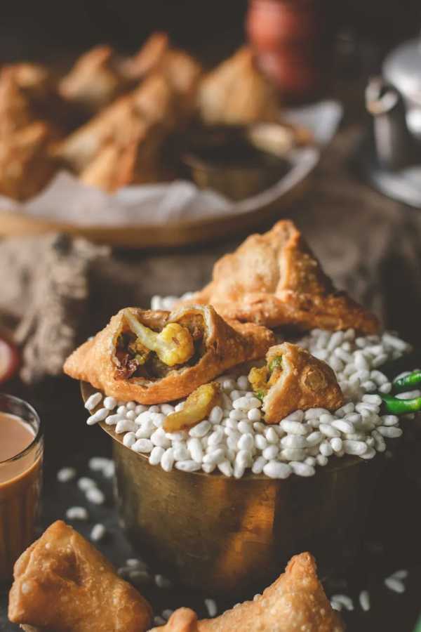 মটরশুঁটি, ফুলকপি, বাদাম, আবার কোথাও সবজি-- নানা সুস্বাদু পুরে তৈরি এই সব শিঙাড়া। মৌচাক, পুঁটিরাম, বলরাম মল্লিক ও রাধারমণ মল্লিক, ঘোষ অ্যান্ড সনস, ইত্যাদি নাম করা মিষ্টির দোকানের শিঙাড়ার কাছে কিন্তু হার মানবে অন্য সব কিছুই।  এই প্রতিবেদনটি ‘আনন্দ উৎসব’ ফিচারের একটি অংশ।