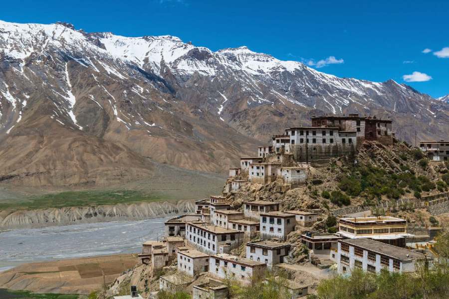  লাহুল-স্পিতি হিমাচল প্রদেশ:  গোটা ভারতের মধ্যে ন্যূনতম জনবহুল জেলা। শেষ জনগণনায় মাত্র ৬৪০ জনের বাস ছিল হিমাচল প্রদেশের এই ছবির মতো সুন্দর পরিবেশ-বান্ধব জেলায়। এই জোড়া গ্রামের প্রবেশ পথ কুঞ্জুম পাস, যা সমুদ্রপৃষ্ঠ থেকে ১৫ হাজার ফুট উপরে। শীতকালে এখানে মাইনাস ৩০ (-৩০) ডিগ্রিতে পর্যন্ত নেমে যায় তাপমাত্রা। এমন হাড় কাঁপানো ঠান্ডার কারণেই কাজকর্মের সুযোগ কম স্থানীয় মানুষের। তাই এগিয়ে এসেছে অনেক এনজিও সংস্থা। ট্রেকিং ও আধ্যাত্মিকতা যাঁরা পছন্দ করেন, তাদের জন্য আদৰ্শ এই পরিবেশ-বান্ধব গন্তব্য।