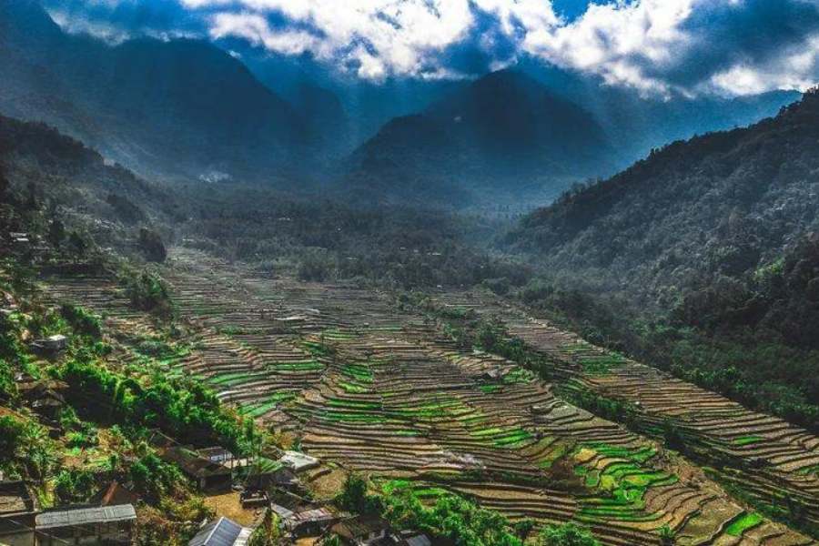 খনমা গ্রাম, নাগাল্যান্ড: কোহিমা থেকে ২০ কিলোমিটার দূরত্বে, সমুদ্রপৃষ্ঠ থেকে ৫৩১৮ উঁচুতে খনমা গ্রাম প্রাকৃতিক সংরক্ষণ, ট্রাগোপান্ অভয়ারণ্যের জন্য জগদ্বিখ্যাত। পরিবেশ-বান্ধব এই জায়গাটির অন্যতম সেরা আকর্ষণ ৭০০ বছরের 'হর্নবিল উৎসব। নাগা জনজাতির সাংস্কৃতিক ও লোক সাহিত্যের ঐতিহ্যের সঙ্গে এই উৎসবের তাৎপর্য গভীর ভাবে জড়িয়ে। নাগাল্যান্ডের জাতীয় পাখি, ধূসর রঙের ধনেশ পাখির নামের সঙ্গে মিলিয়ে নাগা জনজাতির এই মহোৎসবকে উল্লেখ করা হয়ে আসছে যুগ যুগ ধরে। তাতে পরম্পরাগত ভাবে নাগারা বিভিন্ন নাচের মাধ্যমে তাদের সাংস্কৃতিক ঐতিহ্যকে তুলে ধরে। বাৎসরিক এই উৎসব হয় ১-১০ ডিসেম্বর।