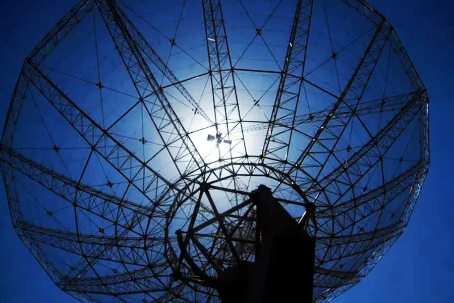 ভারতের একটি টেলিস্কোপে রেডিয়ো সঙ্কেতটি ধরা পড়েছে। জায়ান্ট মিটারওয়েভ রেডিয়ো টেলিস্কোপে চোখ মেলে যেন অতীত দেখতে পেয়েছেন বিজ্ঞানীরা। কারণ ওই রেডিয়ো সঙ্কেত নিজের সঙ্গে নিজের সময়কেও বয়ে এনেছে।