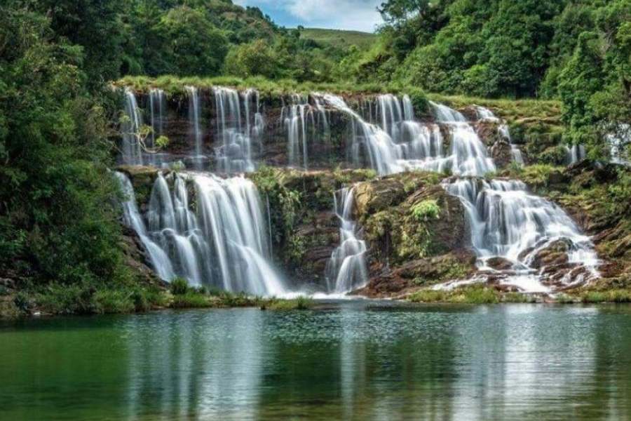 মাওলাইনং গ্রাম, মেঘালয়: গোটা ভারতের তো বটেই, গোটা এশিয়ার সবচেয়ে পরিষ্কার-পরিচ্ছন্ন গ্রাম হিসেবে স্বীকৃত। জগদ্বিখ্যাত ভ্রমণ বিষয়ক ম্যাগাজিন মাওলাইনং পরিবেশ-বান্ধব স্থানকে সেরার স্বীকৃতি দেয়। শিলং থেকে ৯০ কিলোমিটার দূরত্বে খাসি জনজাতি অধ্যুষিত এই গ্রামে মাত্র ৯০০ জনের বাস। মাতৃতান্ত্রিক সমাজে বাড়ির বড় মেয়ে পরবর্তী প্রজন্মের উত্তরাধিকার হিসেবে সম্পত্তি লাভ করেন। জন্মসূত্রে মায়ের উপাধিও পান মেয়েরা।