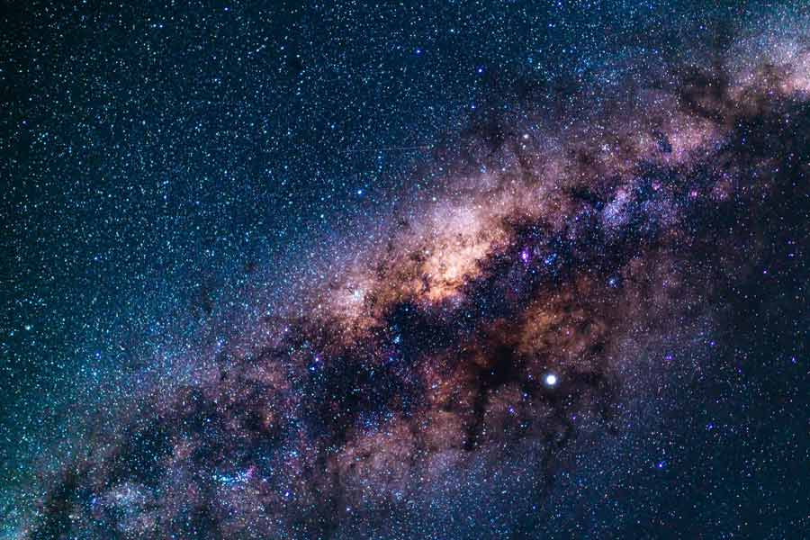 বিজ্ঞানীরা জানিয়েছেন, পৃথিবী পর্যন্ত পৌঁছতে এই রেডিয়ো সঙ্কেতের প্রায় ৯০০ কোটি বছর সময় লেগেছে, কারণ পৃথিবী থেকে তার দূরত্ব প্রায় ৯০০ কোটি আলোকবর্ষ। এই পথ পেরিয়ে সঙ্কেত বয়ে এনেছে আলোর রশ্মি।