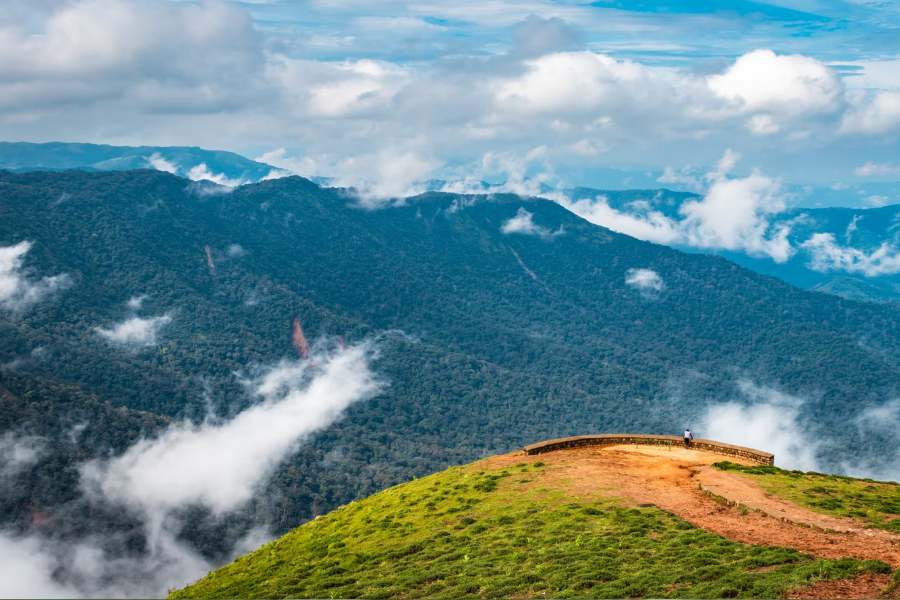 কুর্গ, কর্ণাটক: পশ্চিমঘাট পর্বতমালা সংলগ্ন এই পরিবেশবান্ধব স্থানের প্রধান আকর্ষণ অ্যাবে জলপ্রপাত। গ্রামের আদি জনজাতি, কোদাভা সম্প্রদায়ের মানুষজন এখনও কোদাভা ভাষায় কথা বলেন। তাঁরা পরম্পরাগত ভাবে অস্ত্রের পূজারি। তির-ধনুক, তরোয়াল, বন্দুক পুজো করে। ভারতে একমাত্র এই সম্প্রদায়ের মানুষেরই আগ্নেয়াস্ত্র বহনের জন্য কোনও লাইসেন্সের দরকার পড়ে না।