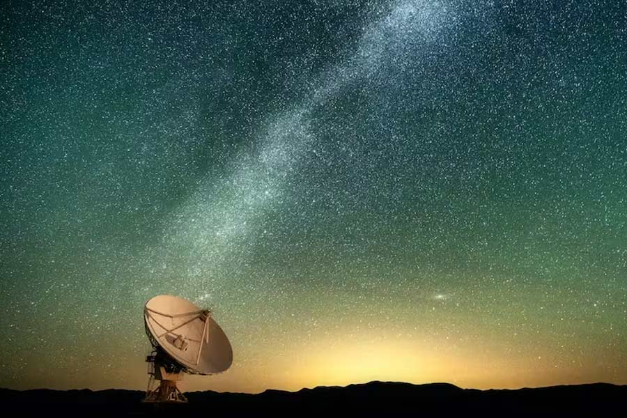 কী ভাবে রেডিয়ো তরঙ্গে অতীত দেখা সম্ভব হয়? বিজ্ঞানীরা জানান, যে দূরত্ব থেকে সঙ্কেতটি ভেসে এসেছে সেই দূরত্ব অতিক্রম করতেই তার সময় লেগেছে প্রায় ৯০০ কোটি বছর। সেই কারণে ওই সময়ে ওই গ্যালাক্সিতে যা ঘটছিল, তা ধরা রয়ে গিয়েছে সঙ্কেতে।