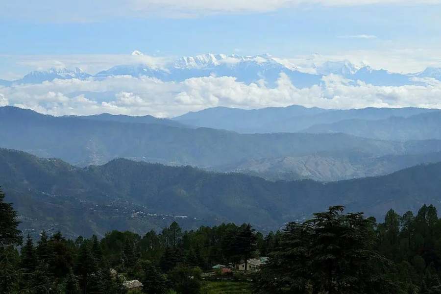 শীতলাক্ষেত, উত্তরাখণ্ড: রানিক্ষেত থেকে ২৪ কিলোমিটার দূরত্বে এই পরিবেশবান্ধব জায়গাটি কুমায়ুন হিমালয়ের গভীর পাহাড়ি অরণ্যে ঘেরা। আলমোড়া জেলায় রোদমাখা পাহাড়, বিস্তীর্ণ সবুজ এবং ভারতের একমাত্র গোলাপি রডোডেনড্রন বাগান ছাড়াও শীতলাক্ষেতের আর একটি বড় আকর্ষণ ক্যাম্পিং। 