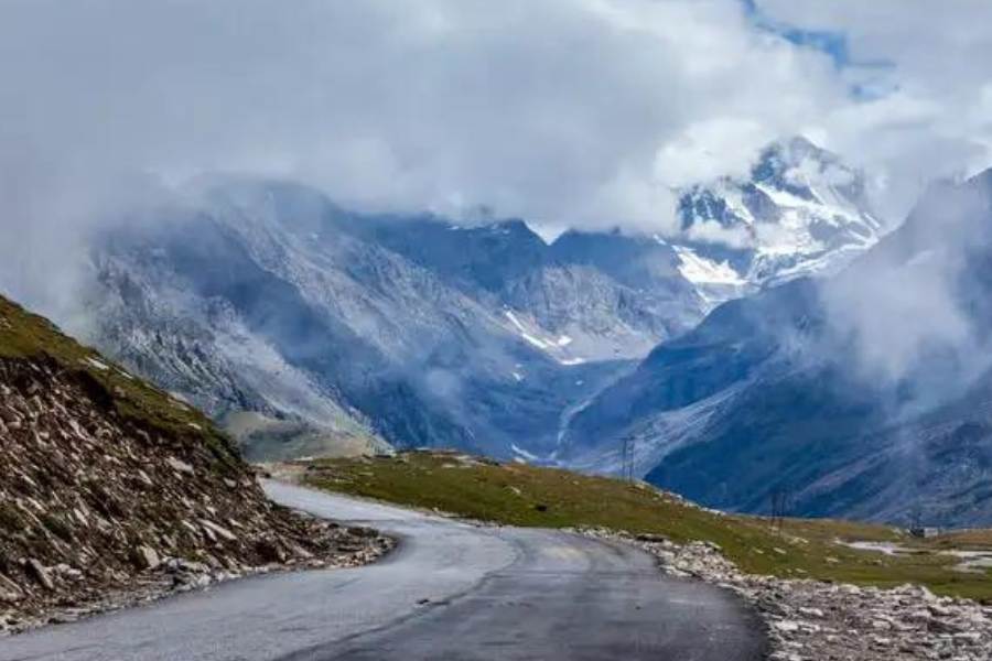 রোটাং পাস, মানালি: লাদাখের অদূরে বরফে ঢাকা এই গিরিপথেকে ভারতের আইসল্যান্ড বলা হয়। পরিবেশবান্ধব এই জায়গার অপরূপ প্রাকৃতিক সৌন্দর্য ভাষায় প্রকাশ করা অসম্ভব।