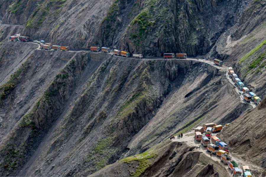 জোজিলা পাস, কাশ্মীর: সোনমার্গের অদূরে আরও একটি অবিশ্বাস্য প্রাকৃতিক সৌন্দর্যে মোড়া পরিবেশবান্ধব ঠিকানা। দু'টি গিরিপথেই বরফ পড়ে রাস্তা বন্ধ হয়ে যাওয়ায় প্রতি বছর জুন থেকে অক্টোবর, পাঁচ মাস এখানে ভ্রমণ বন্ধ থাকে।