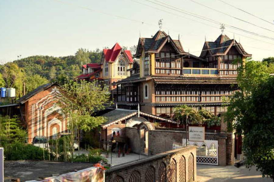 প্রাগপুর, হিমাচল প্রদেশ: কাংড়া জেলায় ধৌলাধর পর্বতমালায় এই পরিবেশবান্ধব পর্যটন কেন্দ্র কুটির শিল্পের জন্য বিখ্যাত। বহু তাঁতি, ঝুড়ি প্রস্তুতকারী, দর্জি, কম্বল প্রস্তুতকারী, শাল প্রস্তুতকারী, হাতে ব্লক প্রিন্ট করা কাপড়-শিল্পীর বসবাস এখানে। এখানকার কালেশ্বর মন্দির ও ছিন্নমস্তিকা ধামও কালীভক্তদের কাছে অতি পবিত্র স্থান।