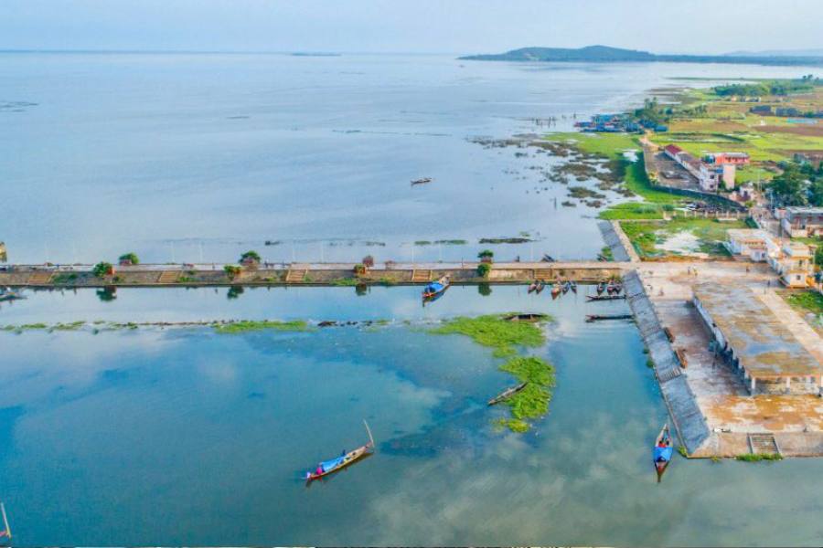 চিল্কা লেক, ওড়িশা: শুধুমাত্র জলাধারের পরিবেশবান্ধব পর্যটন কেন্দ্র গোটা ভারতে এই একটিই। এত বড় হ্রদ ভূ-ভারতে আর দ্বিতীয়টি নেই। নানা বিরল প্রজাতির পাখির আনাগোনা ছাড়াও জলে অসংখ্য বিরল মাছের দর্শন মেলে। এমনকী ডলফিনেরও!