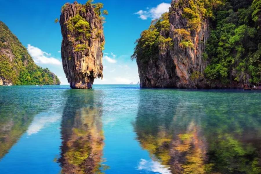 তবে এমন জায়গায় বেড়াতে গেলে নিজেরও কিছু দায়িত্ব-সচেতনতা জরুরি।  ১. স্থানীয় সংস্কৃতির প্রতি শ্রদ্ধাশীল থাকুন। ২. বাইরে কোথাও ময়লা ফেলা চলবে না, বিশেষত প্লাস্টিকের সামগ্রী। ৩. হোটেলের চেয়ে হোম-স্টেতে থাকার চেষ্টা করুন। ৪.পরিবেশের প্রাকৃতিক ভারসাম্য একদম নষ্ট করবেন না। গাছ থেকে ফুল তোলা বা ফল পাড়াও নয়। ৫.স্থানীয় জিনিস কিনে, স্থানীয় খাবার খেয়ে সেখানকার আর্থ-সামাজিক অবস্থাকে সাহায্য করুন আপনার মতো করে।