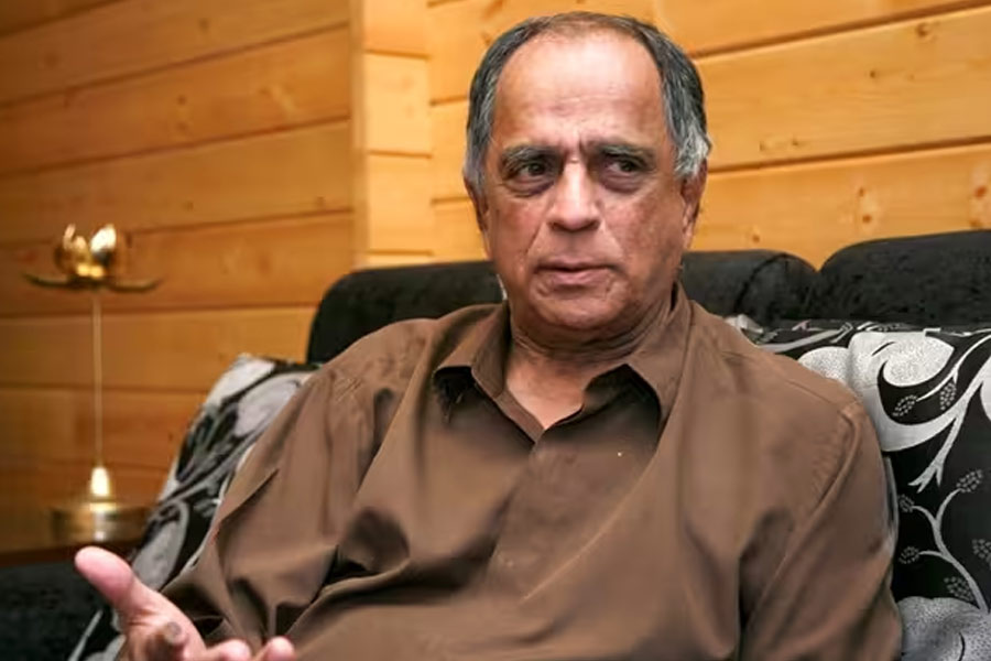 ‘গুনাহো কা ফয়সালা’, ‘পাপ কি দুনিয়া’, ‘মিট্টি অওর সোনা’, ‘শোলা অওর শবনম’, ‘আঁখে’র মতো হিন্দি ছবি প্রযোজনা করে আশি থেকে নব্বইয়ের দশকের মধ্যে বলিপাড়ার নিজের পরিচিতি গড়ে তোলেন পাহলাজ।