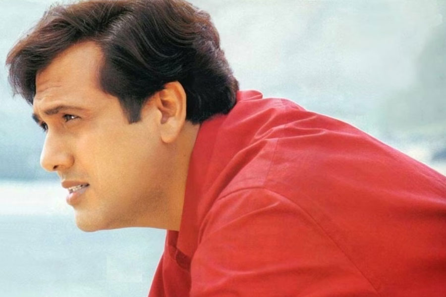 ‘আঁখে’ এবংঝ ‘শোলা অওর শবনম’ দু’টি ছবিতে অভিনয় করেন গোবিন্দ। ছবি দু’টির পরিচালনার দায়িত্বে ছিলেন ডেভিড।