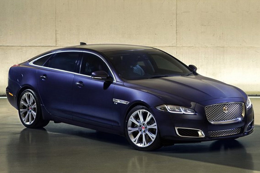 জাগুয়ার ব্র্যান্ডের এক্সজেএল মডেলের গাড়িটি কিনতে ৯৯ লক্ষ টাকা থেকে শুরু করে ১ কোটি টাকা পর্যন্ত খরচ হতে পারে পরিণীতির।