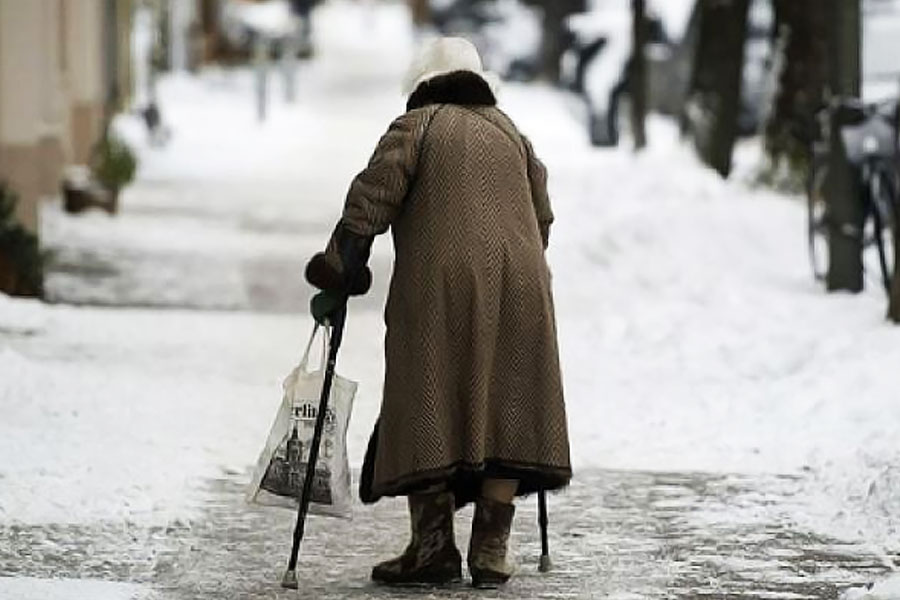এ দুনিয়ায় ‘প্রেমের গল্প’ তো নেহাত কম নেই। কিন্তু মার্গারেট ম্যাকালামের গল্পটা একেবারেই আলাদা। স্বামীকে চোখের দেখাও দেখতে পান না প্রায় ১৬ বছর। তবু রোজ তাঁর কণ্ঠস্বর শুনবেন বলে ছুটে যান একই জায়গায়।