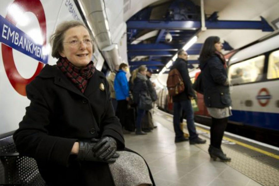 শীত হোক বা বর্ষা, মার্গারেটের রোজের পঞ্জি বদলায় না। রোজ তিনি যান লন্ডনের এমব্যাঙ্কমেন্ট মেট্রো স্টেশনে। বসে শোনেন তাঁর স্বামীর কণ্ঠস্বর। ২০০৭ সালে মারা গিয়েছেন তাঁর স্বামী। শুধু ওই স্টেশনে থেকে গিয়েছে তাঁর কণ্ঠস্বর।