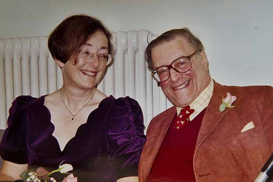 মার্গারেটের স্বামী অসওয়াল্ড লরেন্স ছিলেন থিয়েটারের অভিনেতা। লন্ডনের মেট্রো তথা আন্ডারগ্রাউন্ডের ঘোষক ছিলেন তিনি। ১৯৫০ সালে তাঁর কণ্ঠস্বরে রেকর্ড করা হয়েছিল ‘অনুগ্রহ করে দূরত্ব বজায় রাখুন’।