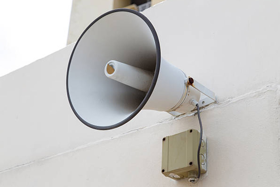 লরেন্সের এই কণ্ঠস্বর যাত্রীদের সতর্ক করত। মেট্রোরেল যখন স্টেশনে প্রবেশ করত, তখন এই ঘোষণা শুনে তারাঁ দূরে সরে দাঁড়াতেন।