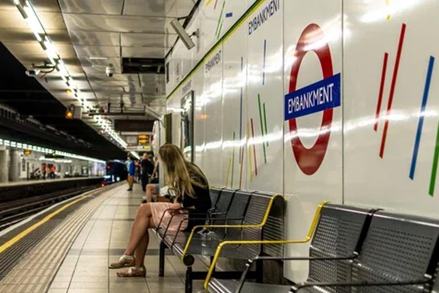 মেট্রোরেলের কর্তাদের দ্বারস্থ হন মার্গারেট। কেন লরেন্সের কণ্ঠস্বর শোনা যাচ্ছে না, প্রশ্ন করেন। তাঁরা জানান, নতুন ডিজিটাল প্রযুক্তির মাধ্যমে ঘোষণা হচ্ছে মেট্রো স্টেশনে। সেই ব্যবস্থায় লরেন্সের কণ্ঠস্বর আর ব্যবহার করা হচ্ছে না।