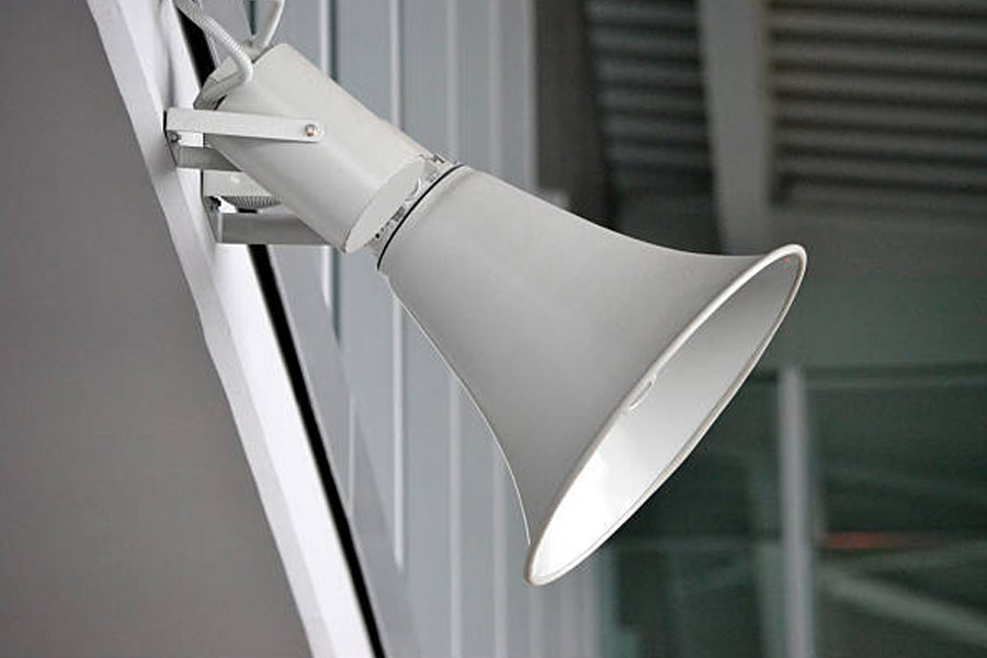 শুনে খারাপ লাগে কর্তৃপক্ষের। তাঁরা লরেন্সের ঘোষণার রেকর্ড মার্গারেটকে দেন। পাশাপাশি স্থির করেন, অন্তত এমব্যাঙ্কমেন্ট স্টেশনে যাত্রীদের সতর্ক করবে লরেন্সের কণ্ঠস্বর।