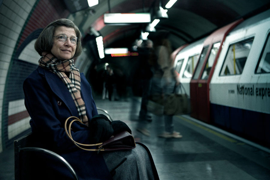 লন্ডনের মেট্রো পরিচালনার দায়িত্বে রয়েছে যে সংস্থা, তার মুখপাত্র বলেন, ‘‘মার্গারেটের কথা আমাদের মন ছুঁয়ে যায়। ওই ঘোষণার রেকর্ডের নকল তৈরি করে তাঁর হাতে তুলে দেওয়া হয়। পাশাপাশি ওই স্টেশনে লরেন্সের কণ্ঠস্বরে ঘোষণা চালু করা হয়।’’